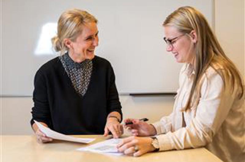 Kvindelig underviser og elev på VISP