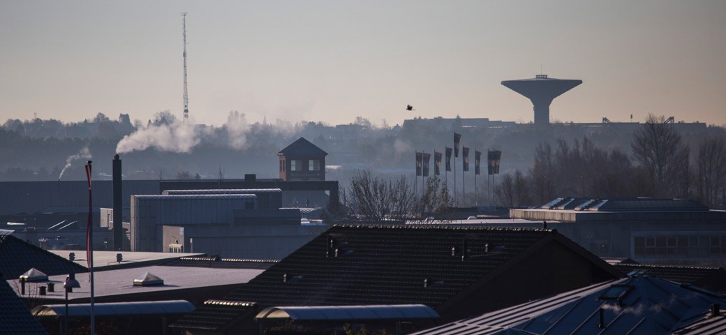 Industriområde i Næstved med vandtårnet i horisonten