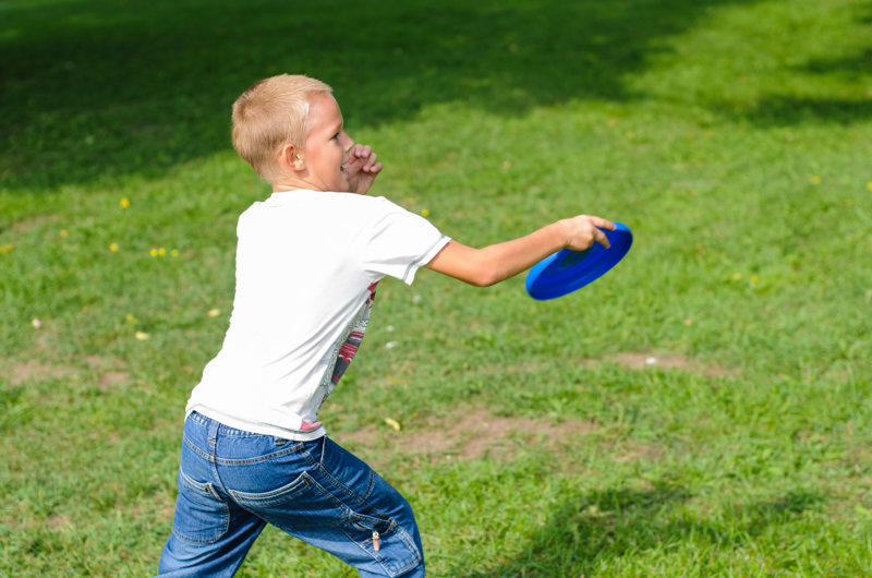 Dreng leger med en frisbee