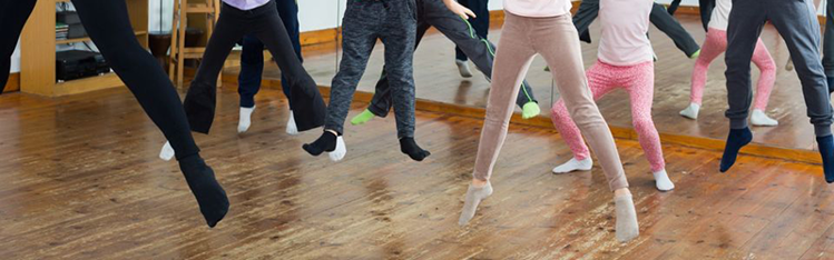 Billede af børns ben som hopper og danser