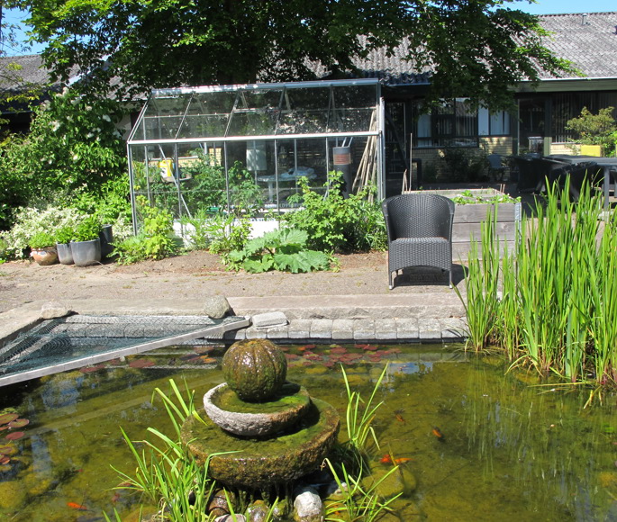 Rosenhaven atriumgården med havebassin og drivhus