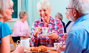 Billede af seniorer der drikker kaffe og spiser kage Billede af seniorer der drikker kaffe og spiser kage