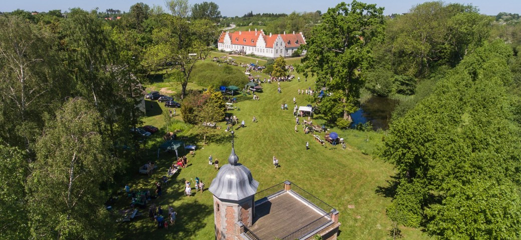Dronefoto af parken ved Rønnebæk Slot