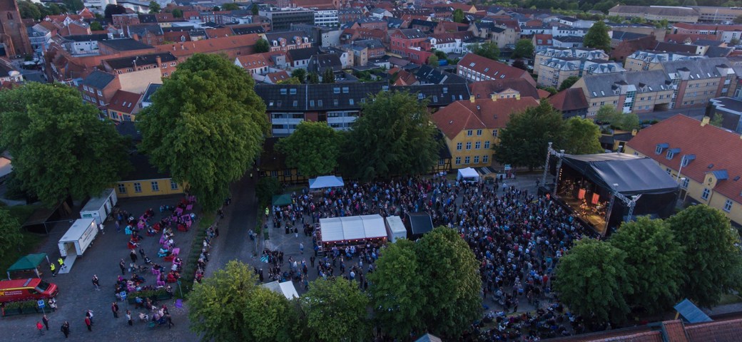 Dronefoto af scene og publikum i Næstved Midtby