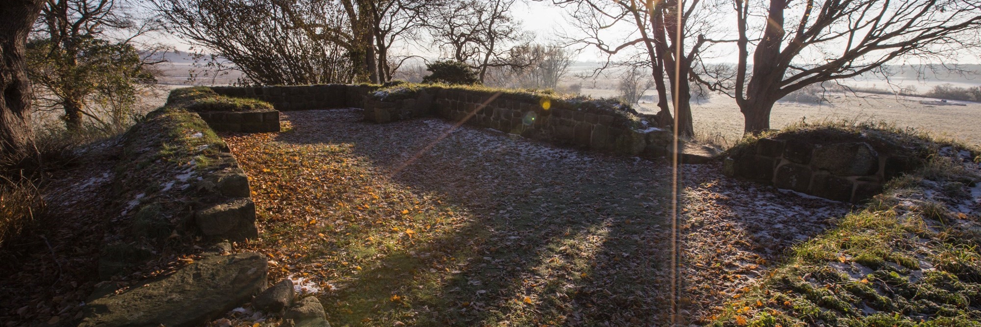 På billedet er Ladby Kirkeruin med solen i baggrunden På billedet er Ladby Kirkeruin med solen i baggrunden
