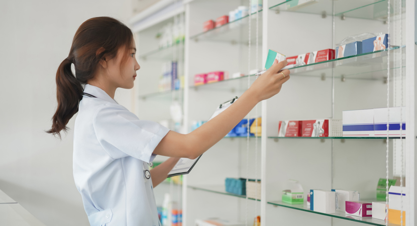 Dame på apotek med forskellige medicinpræparater