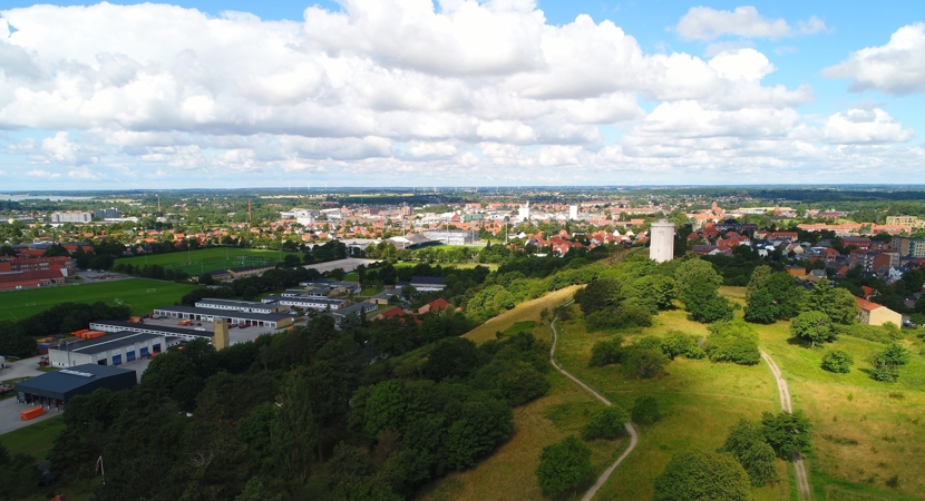 Dronefoto Bag bakkerne ved Åsen i Næstved