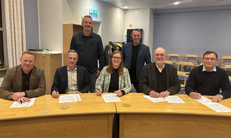 Lars Hoppe Søe, Carsten Rasmussen sammen med rektorer og direktører fra de fem uddannelsesinstitutioner: Zealand, EUC Sjælland, ZBC, Herlufsholm Skole og Næstved Gymnasium og HF Lars Hoppe Søe, Carsten Rasmussen sammen med rektorer og direktører fra de fem uddannelsesinstitutioner: Zealand, EUC Sjælland, ZBC, Herlufsholm Skole og Næstved Gymnasium og HF