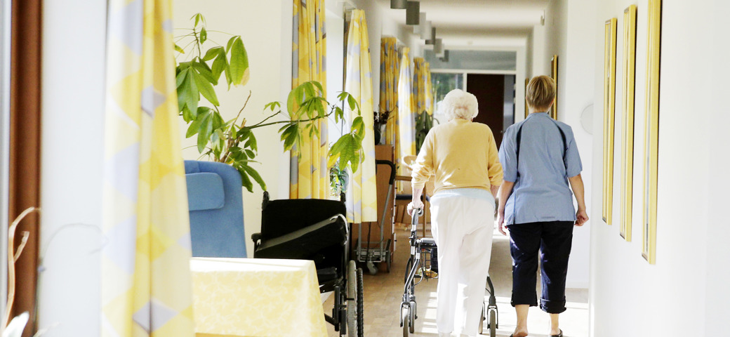 Ældre og personale på gangareal