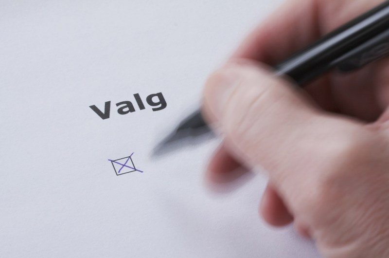 Billede af en valgseddel med kryds i boks