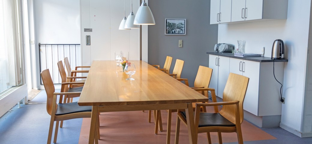 Spisestue med plads til syv - bord i lyst egetræ