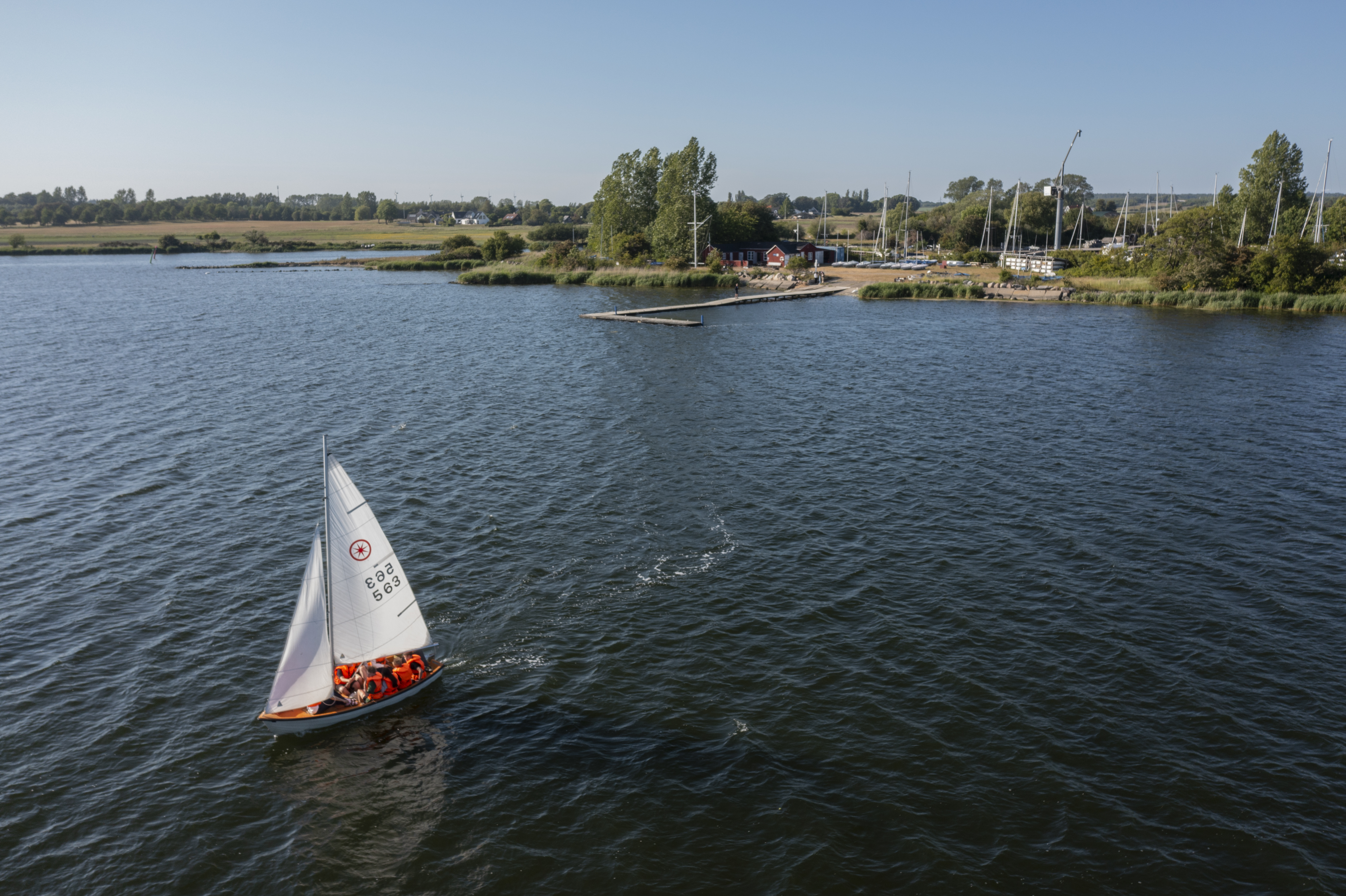 Sejlbåd i vandet ved Ydernæs