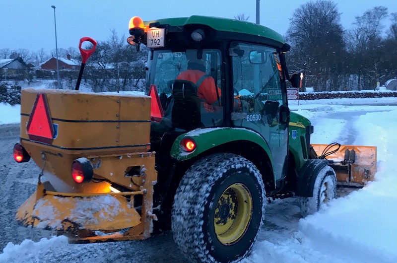 Sneplov foretager snerydning på landevej