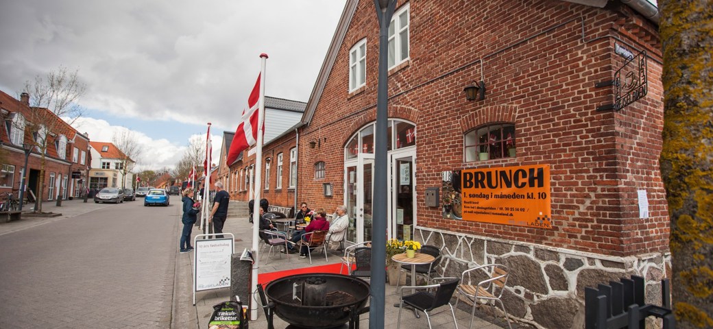 Caféstole står udenfor café i Glumsø hvor der skiltes med brunch