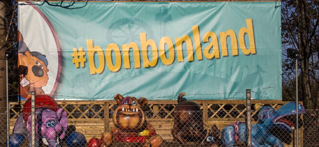 Bonbon Land Banner bag hegn ind til Bonbon Land