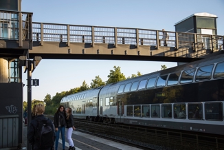 Teenage piger står på Glumsø station