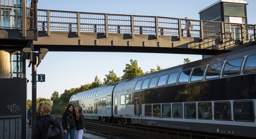 Teenage piger står på Glumsø station