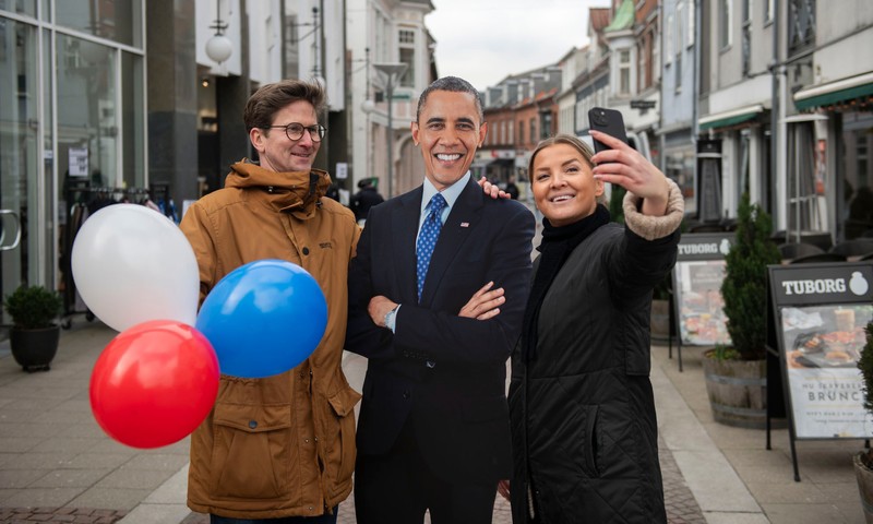 Tag selfie med papfigur af Barack Obama Tag selfie med papfigur af Barack Obama