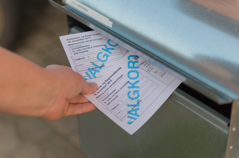 Valgkort bliver lagt i postkasse