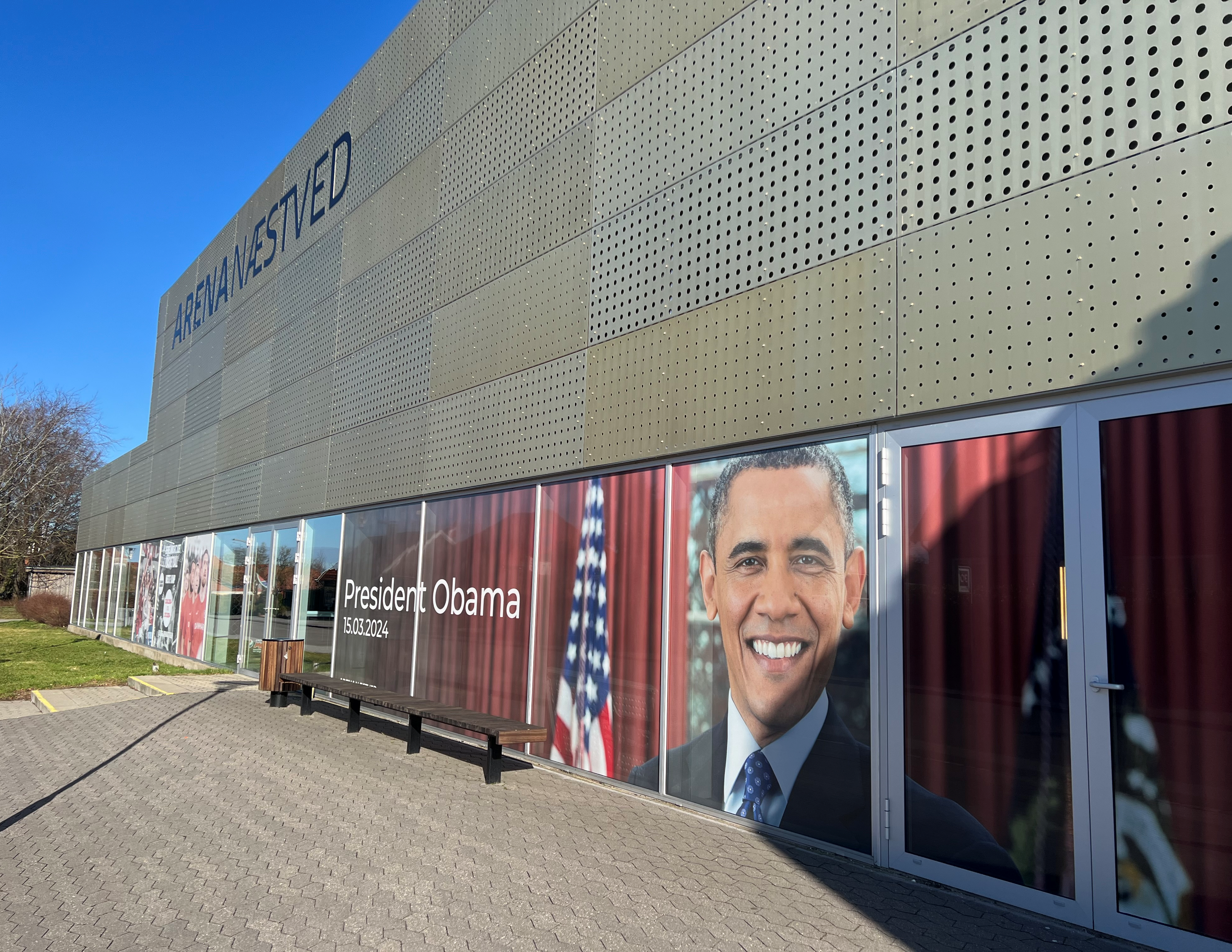 Arena Næstveds facade med en stor reklame for præsident Obamas besøg i Næstved