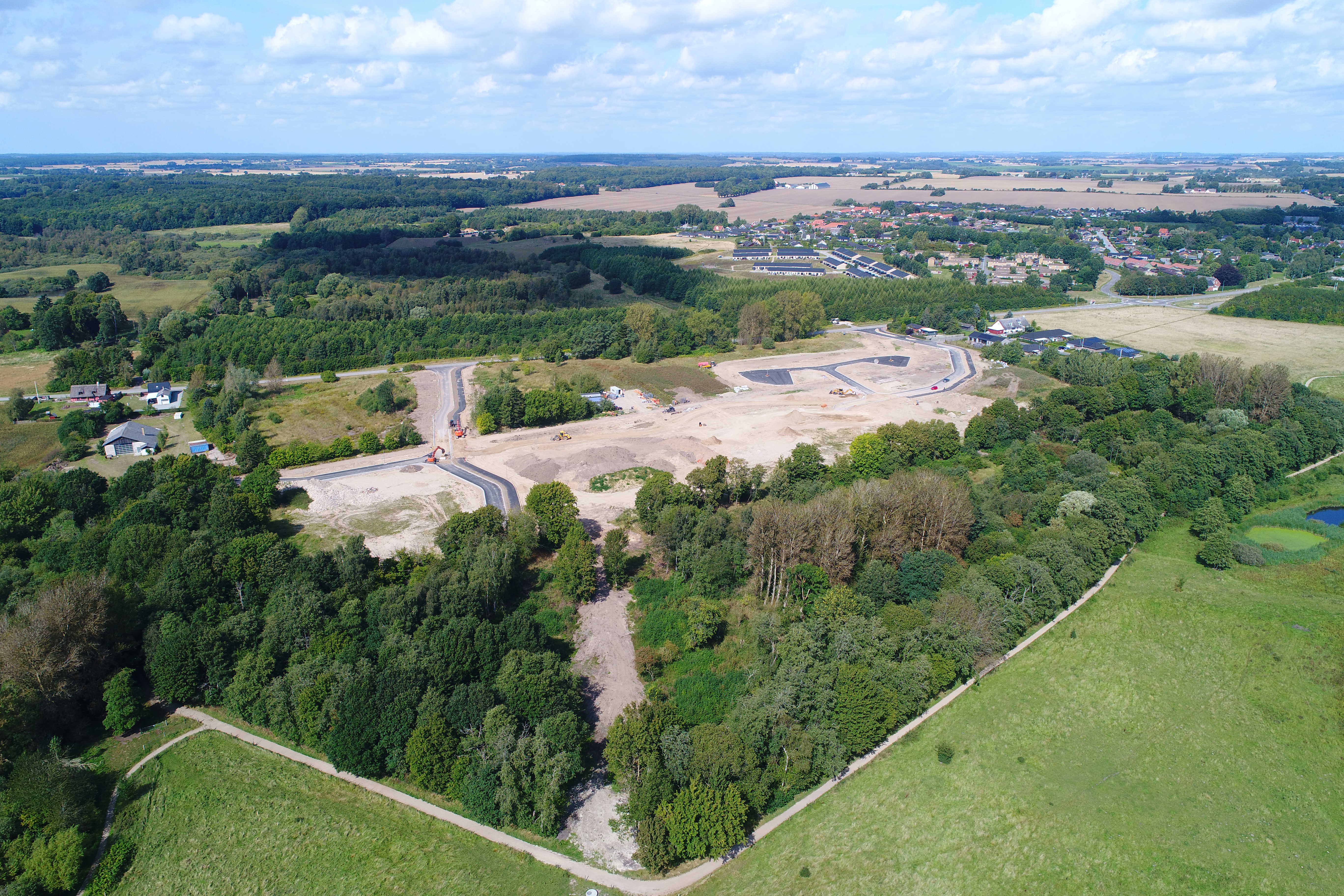 Dronefoto fra stien ind over grundene