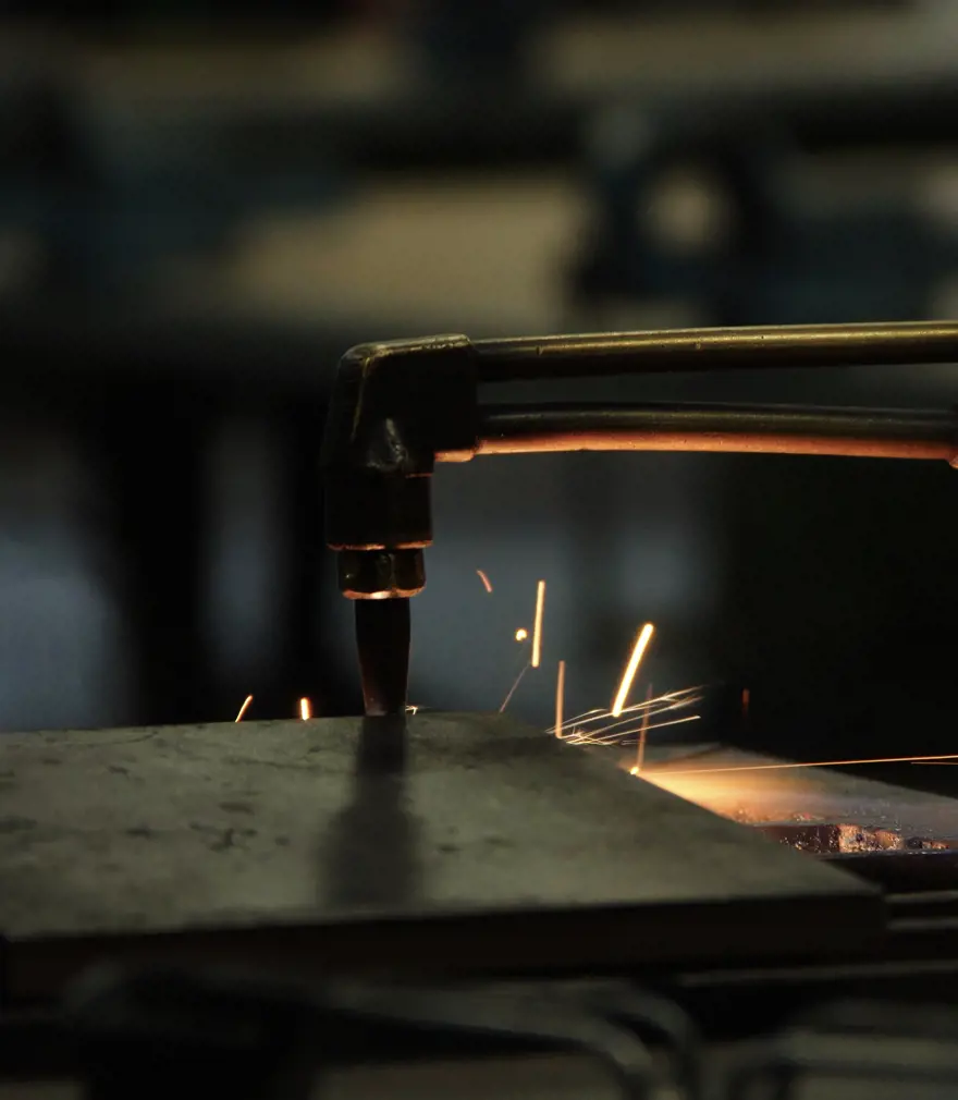 Metal og gnister fra svejseapparat. 