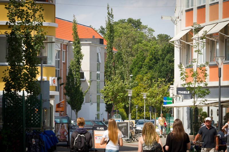 Mennesker går igennem gågaden i Næstved