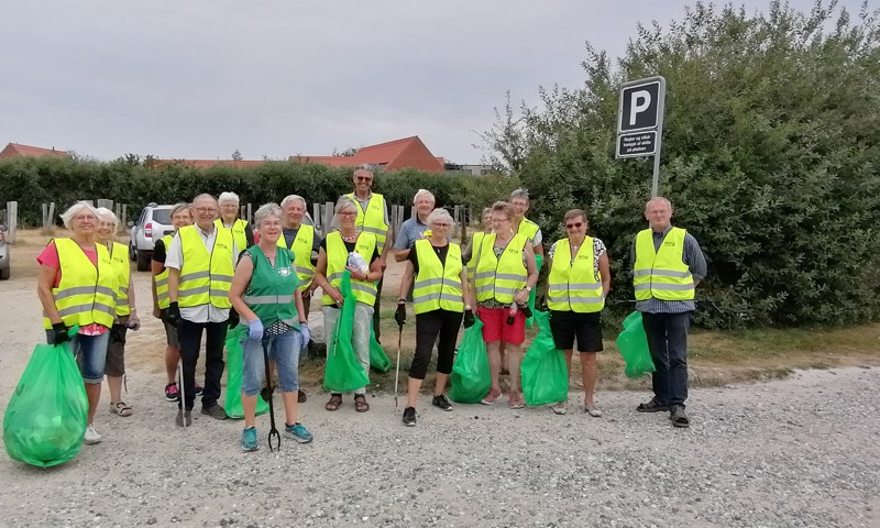 Forening med gule veste på og affaldsposer Forening med gule veste på og affaldsposer