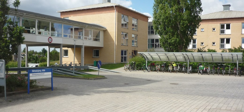 Cykelparkering foran Birkebjergcenteret