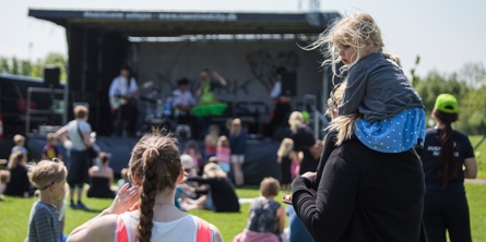 Børn Og Voksne Foran udendørs Scene