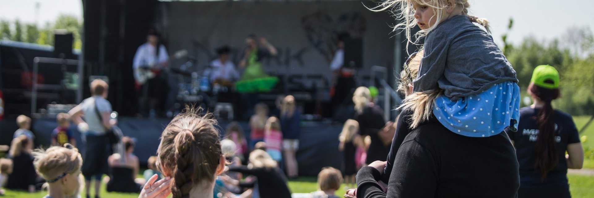 Børn Og Voksne Foran udendørs Scene