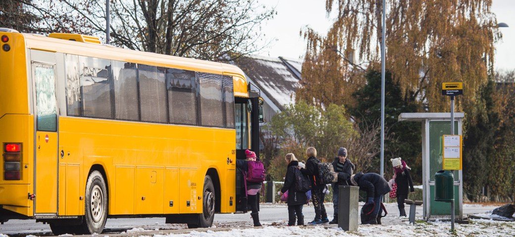 Skolebørn står på bussen ved Herlufmagle
