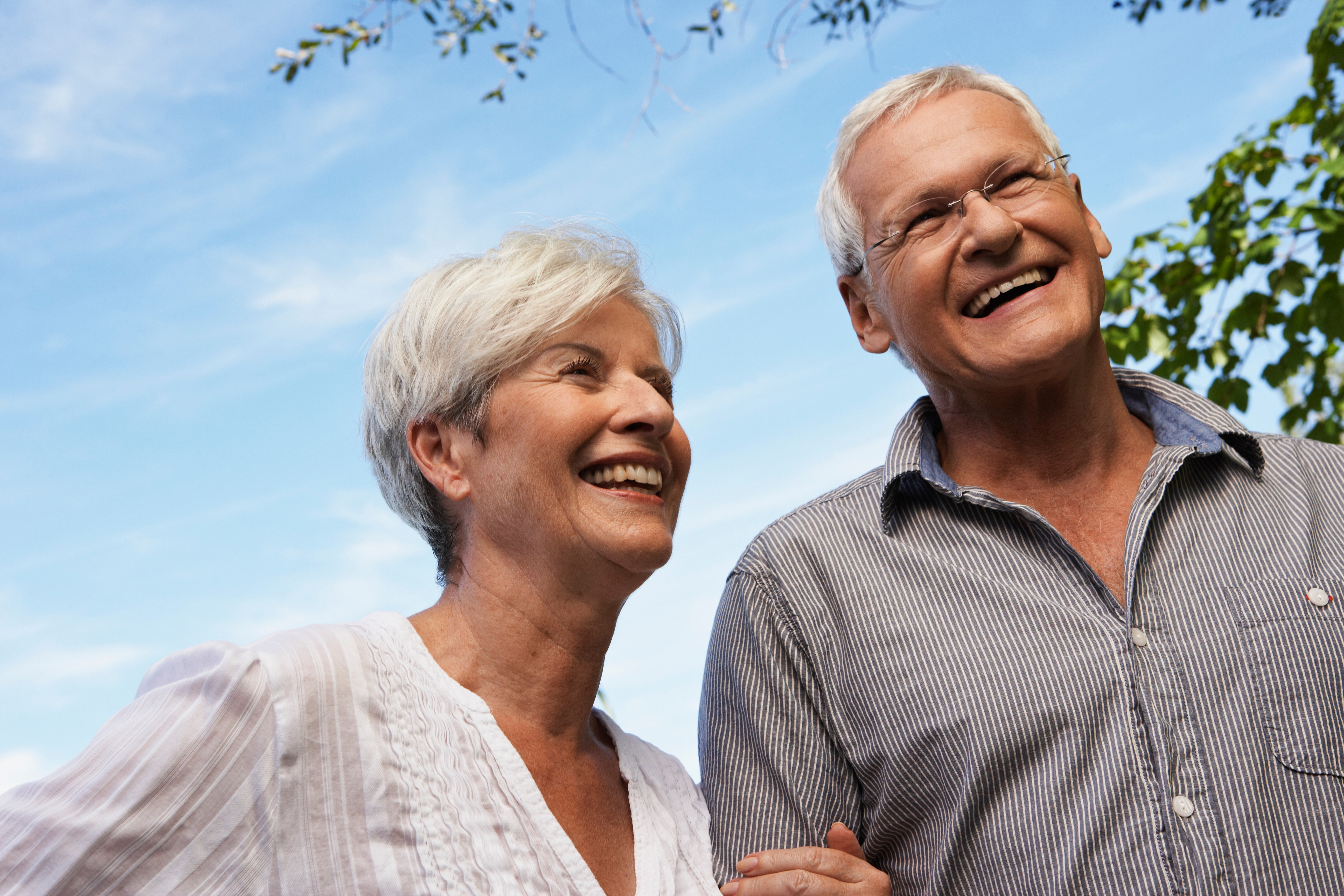 Seniorpar smiler til kameraet