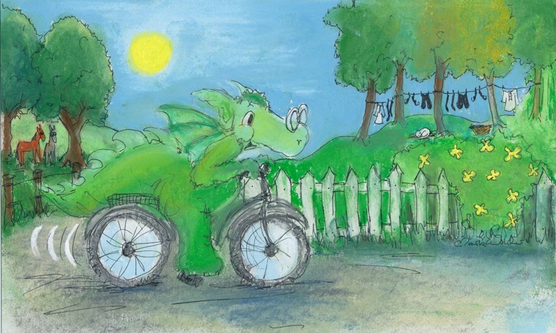 Illustration af den grønne drage Næssi cyklende med cykelhjelm på