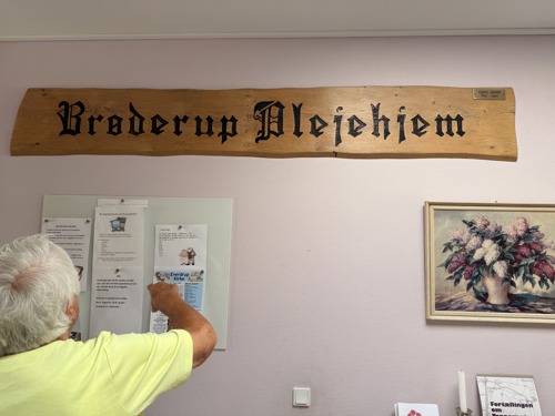 det gamle skilt "Brøderup Plejehjem" i udskåret træ