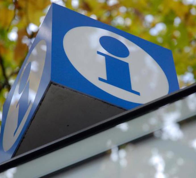 Blåt og hvidt infoskilt 