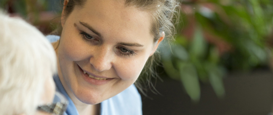 Medarbejder i samtale med en ældre dame