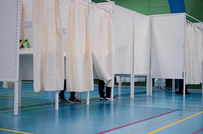 Personer, der står i en stemmeboks på valgdagen i Næstved Kommune