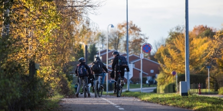 Tre børn cykler sammen på cykelstien i Mogenstrup