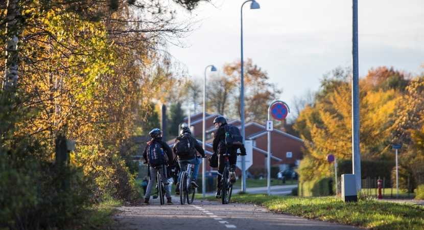 Tre børn cykler sammen på cykelstien i Mogenstrup