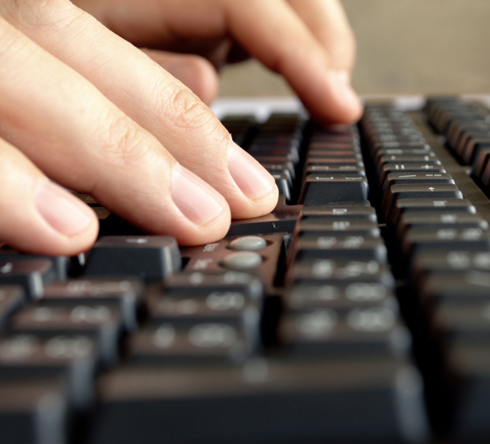 Mand der taster på et tastatur