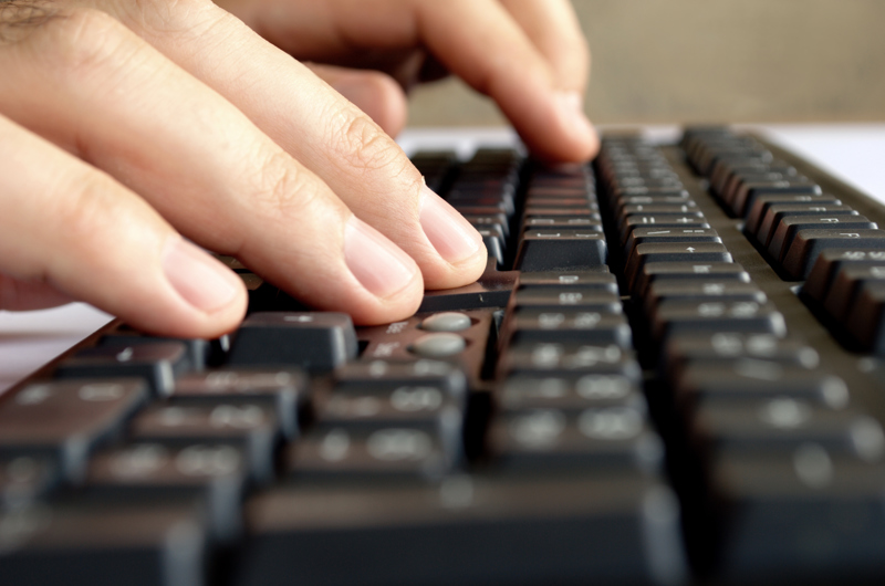 Mand der taster på et tastatur