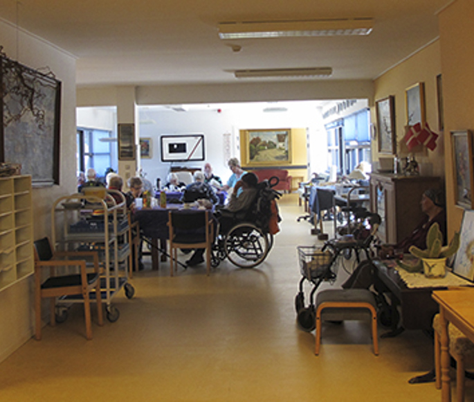 Fælles opholdsrum, ældre mennesker hygger på Birkebo