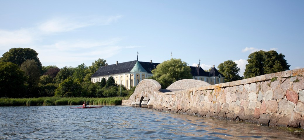 Stenbroen set fra vandet op mod Gavnø slot