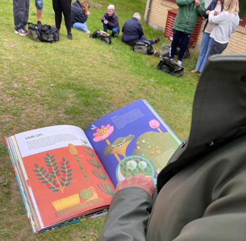 Deltagerne fik en redskabskasse, hvor der blandt andet var en bog i om planter og blomster. Der var blandt andet en trin for trin guide til, hvordan man finder ud af, hvilken blomst eller plante, man har fundet.