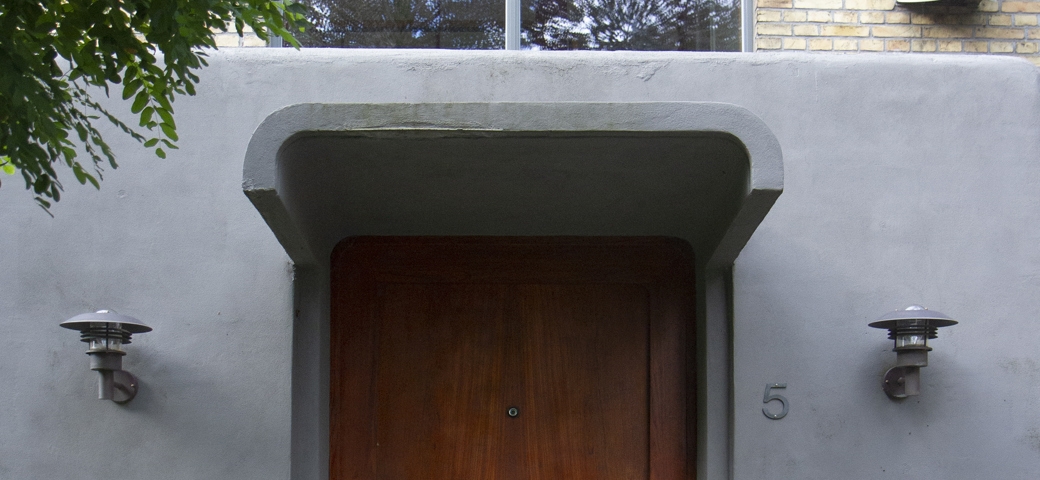Indgangsdør til gul murstensejendom