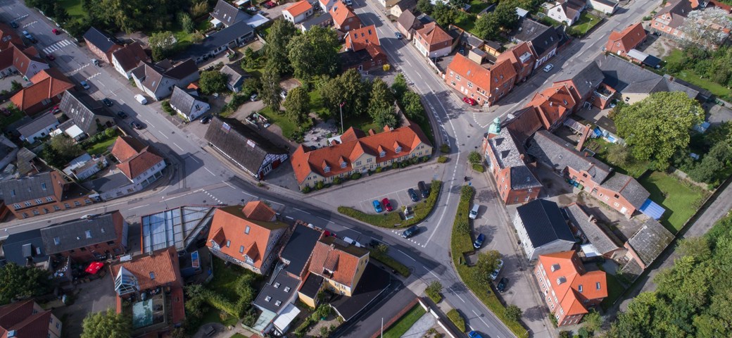 Dronefoto af Fuglebjerg Kro og Kulturladen