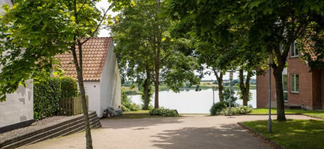 Indkørsel og udsigt mod søen - Søvang