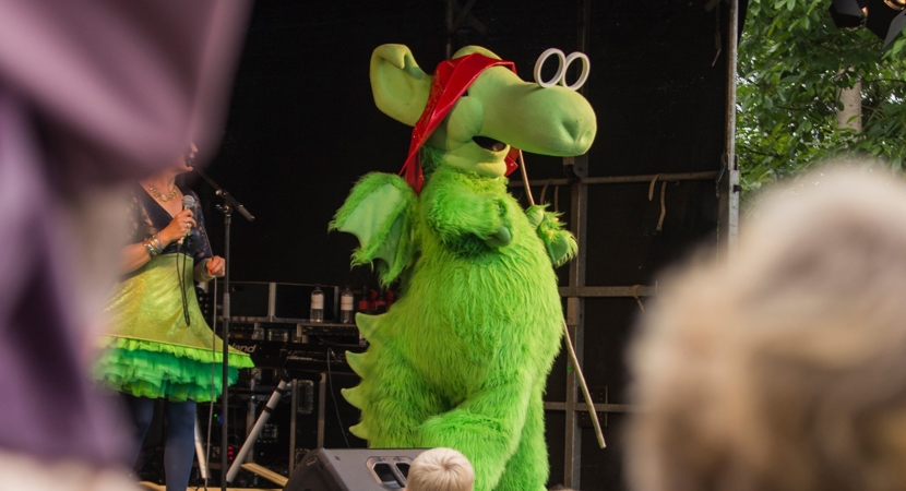 Næssie Optræder Foran Børn i Næstved