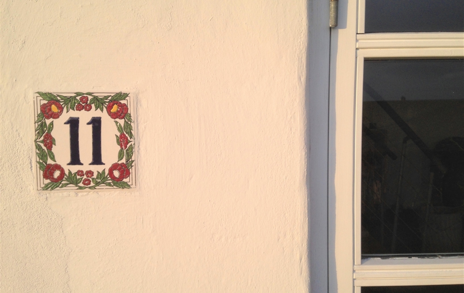 Husnummer på husmur